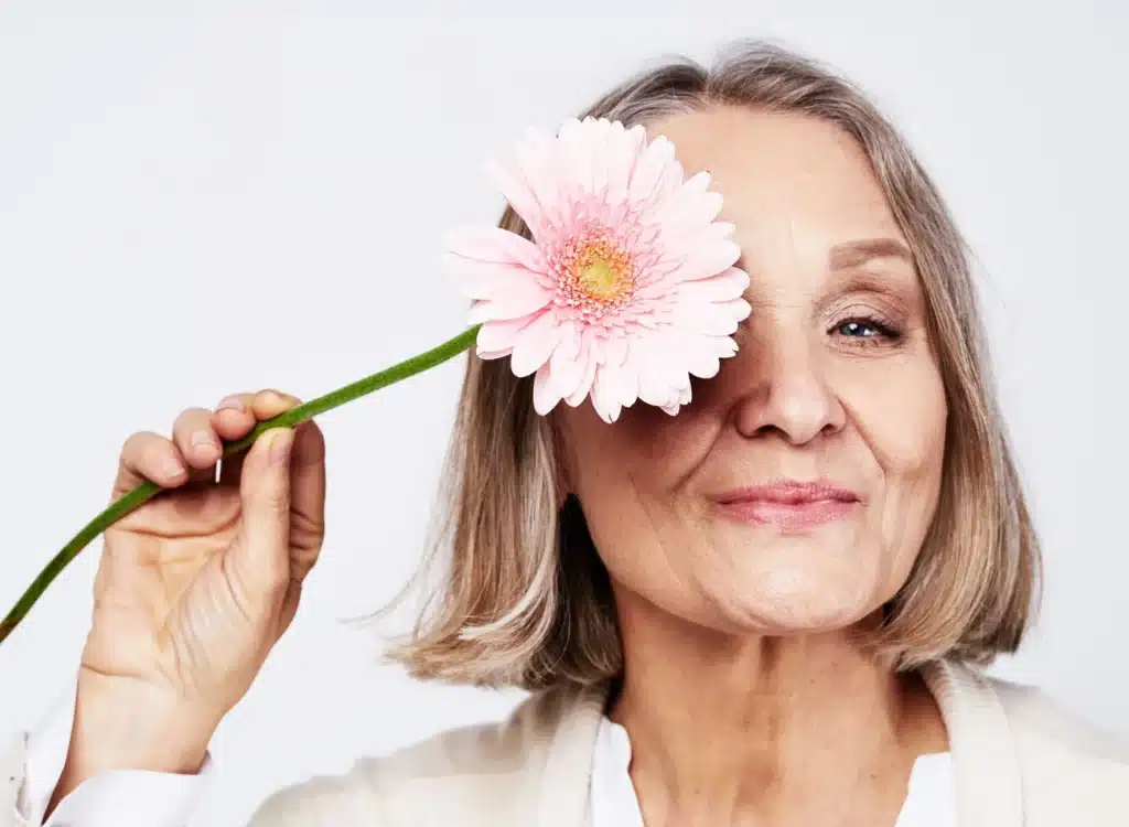 Fizjoterapeutka prowadzi ćwiczenia wzmacniające z pacjentką po menopauzie w Instytucie Holispace