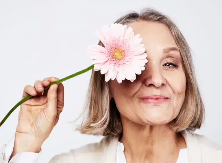 Fizjoterapeutka prowadzi ćwiczenia wzmacniające z pacjentką po menopauzie w Instytucie Holispace